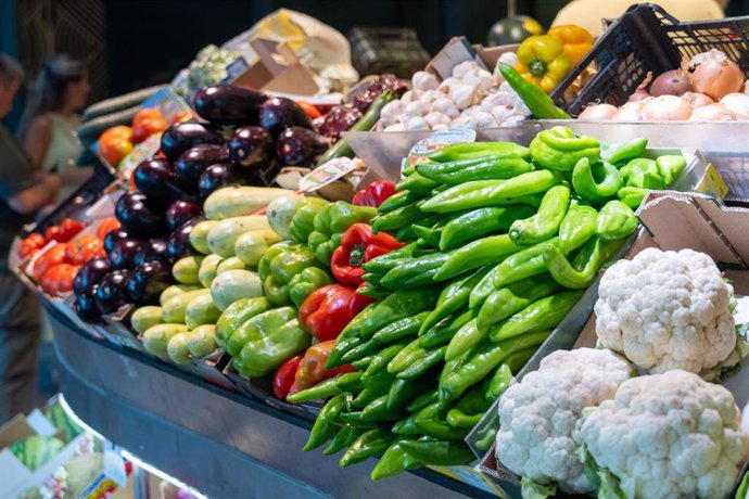 Archivo - Puestos de alimentos en un mercado.