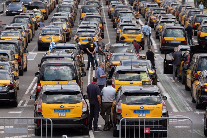 Archivo - Arxiu - Marxa lenta de taxis d'Élite Taxi, a la plaça d'Espanya, a 28 de maig de 2024, a Barcelona, Catalunya (Espanya).