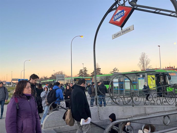 Estación de Metro de Cuatro Vientos, en el primer día de arranque de las obras de soterramiento de la A-5.