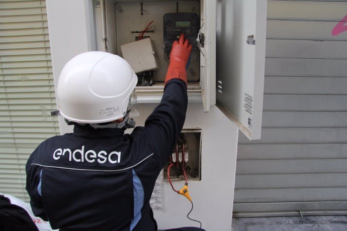 Archivo - Técnico de Endesa revisando un contador de luz. (Imagen de archivo)