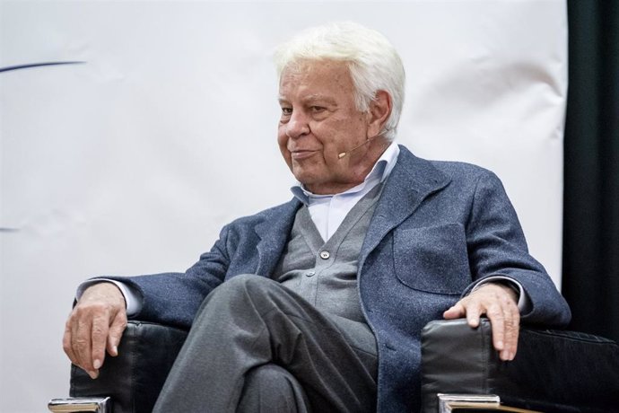 El expresidente del Gobierno, Felipe González, durante la lección magistral  'Los Gobiernos de Felipe González Márquez (1982-1996)’, en el Goethe Institut de Madrid, a 13 de enero de 2025, en Madrid (España). 