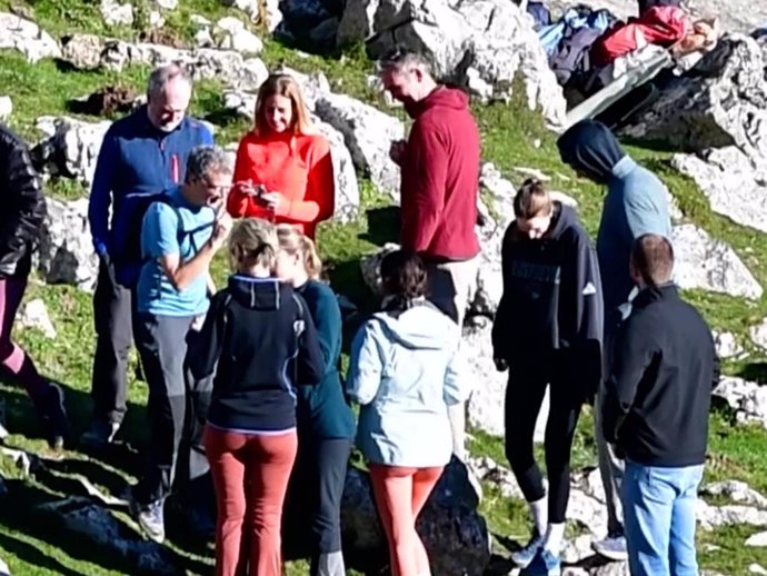 Iñaki Urdangarín y Ainhoa Armentia, durante un paseo por el monte con los hijos de la infanta Cristina