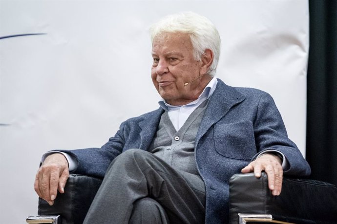 El expresidente del Gobierno, Felipe González, durante la lección magistral  'Los Gobiernos de Felipe González Márquez (1982-1996)’, en el Goethe Institut de Madrid, a 13 de enero de 2025, en Madrid (España). Durante la lección magistral Felipe González h