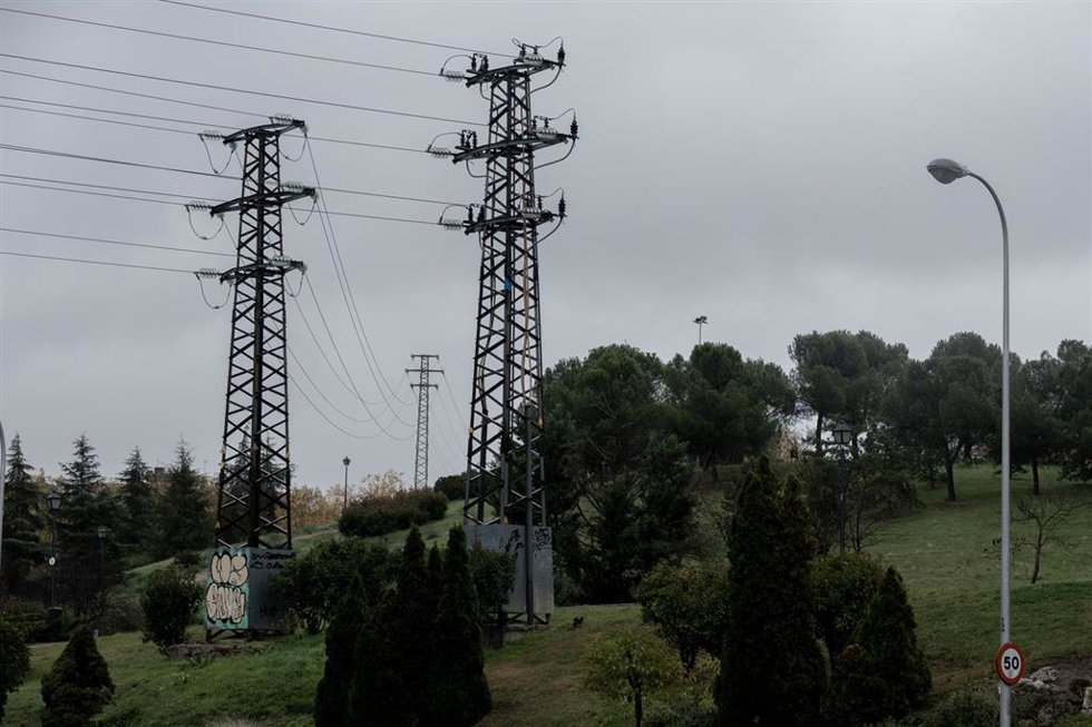 Archivo - Vista de dos torre de alta tensión, a 22 de noviembre de 2022, en Madrid (España). El precio promedio de la luz para los clientes de tarifa regulada vinculados al mercado mayorista ha caído un 6% con respecto a ayer lunes, 21 de noviembre, has