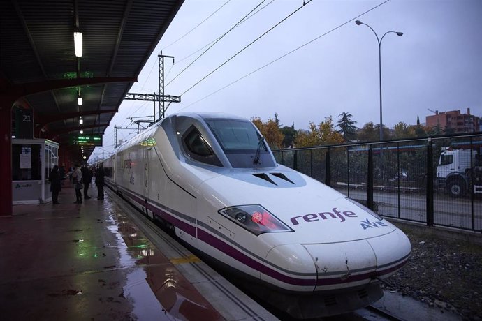 Archivo - Tren que va a efectuar un viaje por el nuevo tramo de alta velocidad Pedralba de la Pradería-Ourense, en la estación de Madrid-Chamartín Clara Campoamor, a 22 de noviembre de 2021, en Madrid