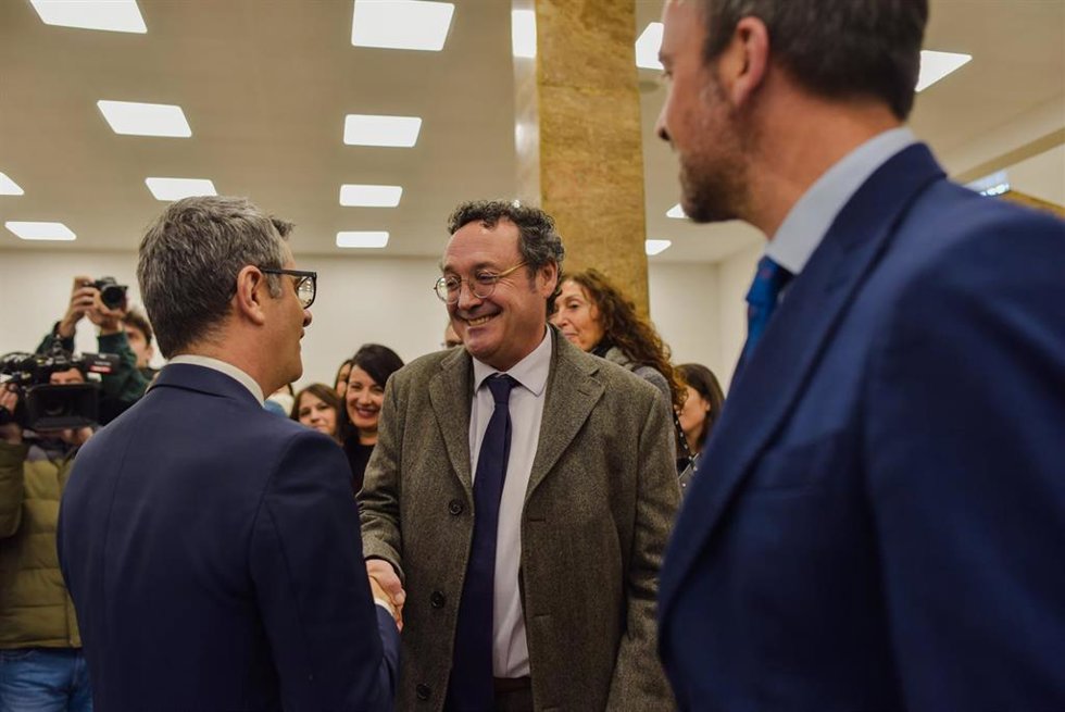 El ministro de la Presidencia, Justicia y Relaciones con las Cortes Bolaños (i) y el Fiscal General del Estado, Álvaro García Ortiz (c),  durante la inauguración del curso selectivo de la 63 promoción de acceso a la carrera fiscal.