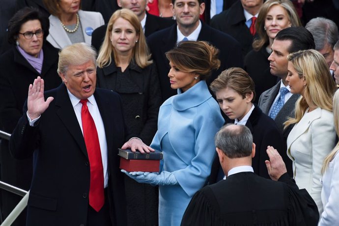 Archivo - January 20, 2017 - Washington, DC, United States of America - President Donald Trump takes the oath of office from Chief Justice John Roberts as his wife Melania, holds two Bibles, a personal family Bible and the Bible that President Lincoln use