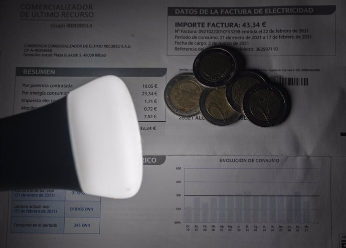 Archivo - Un llum reflectix l'import d'una factura