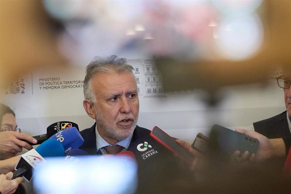 El ministro de Política Territorial y Memoria Democrática, Ángel Víctor Torres, y el presidente de Canarias, Fernando Clavijo, durante una reunión, en el Ministerio de Política Territorial y Memoria Democrática, a 9 de enero de 2025, en Madrid (España).