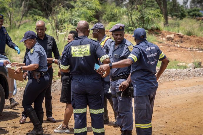 Agentes y miembros de patología forense durante las labores de rescate en una mina de oro en Stilfontein, en el norte de Sudáfrica (archivo)