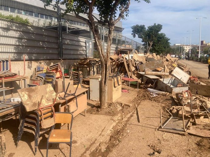 Archivo - Imagen del mobiliario de un colegio afectado por la DANA en el municipio valenciano de Catarroja