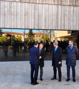 Julio Millán saluda a Juanma Moreno en la presentación de la alianza del biogás, primer acto en el que coincidieron tras el cambio de gobierno en Jaén.