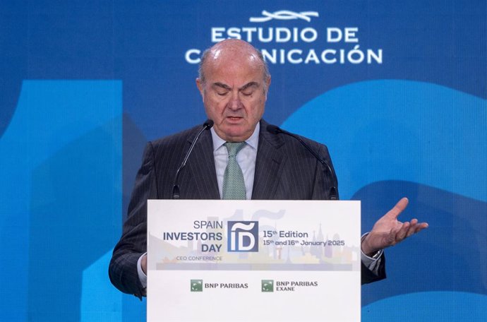 El vicepresidente del BCE, Luis de Guindos, durante la inauguración de la XV Edición del Spain Investors Day (SID), en el Hotel Mandarín Oriental Ritz, a 15 de enero de 2025, en Madrid (España). Este foro reúne a los principales actores de la economía esp