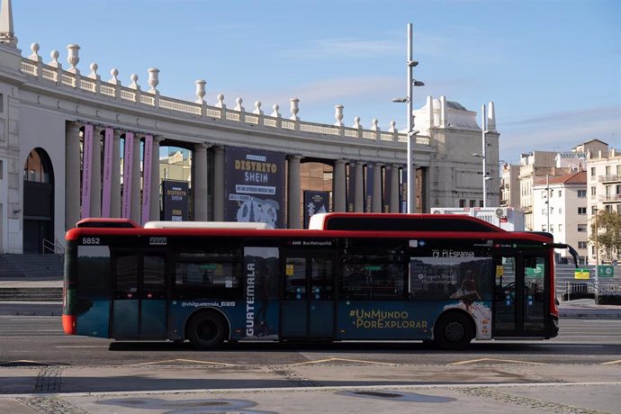 Archivo - Un autobús en Barcelona