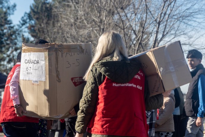 Varias personas durante la entrega de regalos a los niños del sector V de la Cañada Real, a 11 de enero de 2025, en Madrid (España). La Fundación Madrina ha organizado esta iniciativa con el fin de que los niños de la Cañada Real tengan regalos tras estas