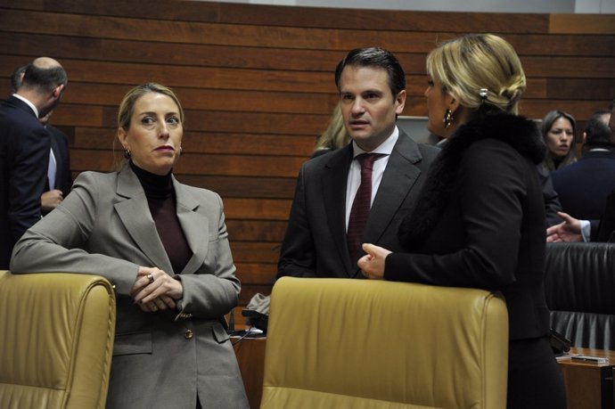 La presidenta de la Junta, María Guardiola, junto a los consejeros de Presidencia y de Hacienda, Abel Bautista y Elena Manzano, respectivamente, antes del inicio del pleno en la Asamblea de Extremadura