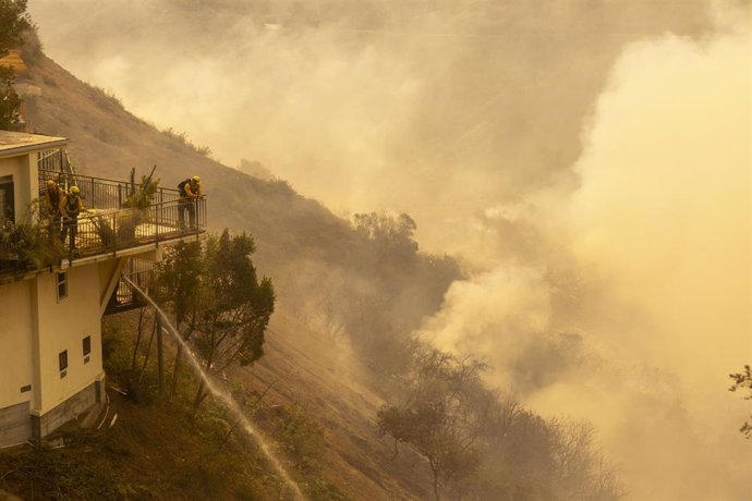 Humo derivado de los incendios que asolan la zona de Los Ángeles