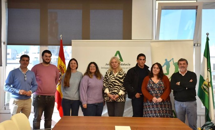 La delegada de la Junta en Cádiz, Mercedes Colombo, el delegado territorial de Juventud, Alfonso Candón, y el coordinador provincial del IAJ, Sergio Romero, junto a cuatro de los ocho jóvenes emprendedores subvencionados por la Junta.