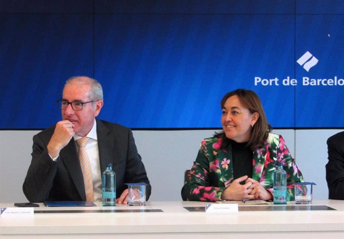 La consellera de Territorio, Vivienda y Transición Ecológica y portavoz de la Generalitat, Sílvia Paneque, junto al presidente del Puerto de Barcelona, José Alberto Carbonell