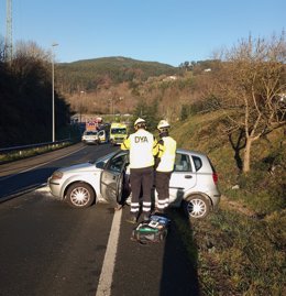 Accidente de tráfico por alcance de dos vehículos.