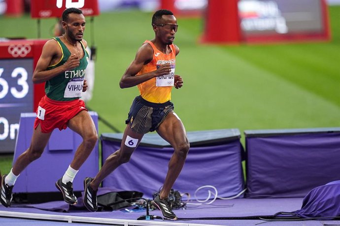 Archivo - Thierry Ndikumwenayo of Spain competes in the Men's 5000m Final of Athletics at Stade de France during the Paris 2024 Olympics Games on August 10, 2024 in Paris, France.