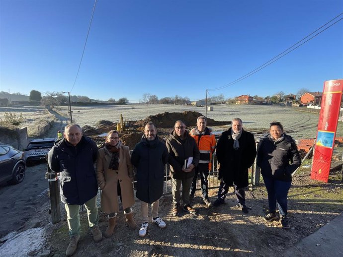 Visita a las obras del saneamiento de El Rayu y La Cuesta, en la parroquia de Samartino