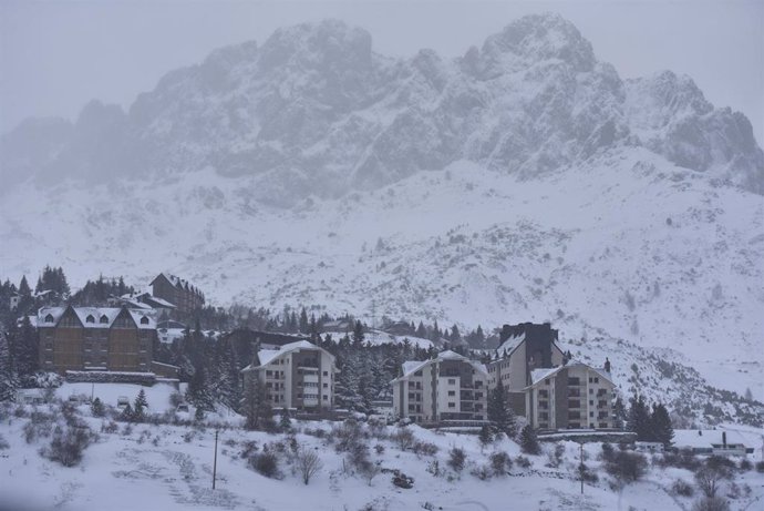 Archivo - Viviendas en Formigal tras la llegada de un temporal que traslada una masa de aire ártico a la Península Ibérica, a 9 de diciembre de 2024, en Huesca, Aragón (España). 