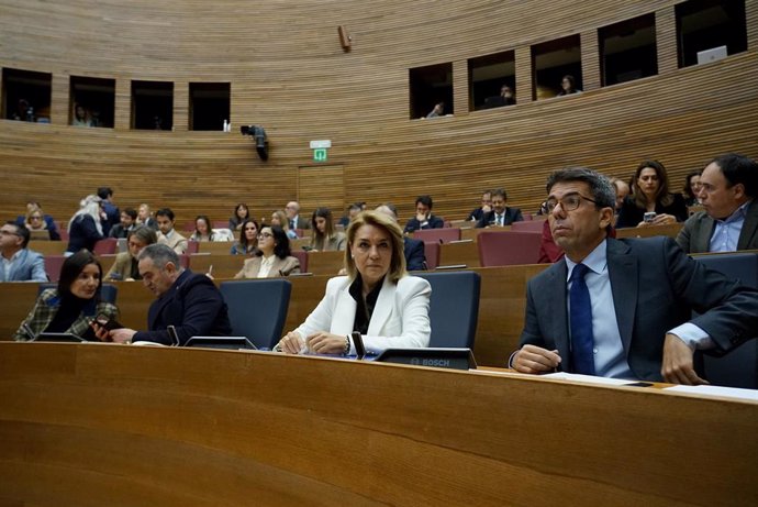 Archivo - El vicepresidente segundo del Consell, Francisco José Gan Pampols, la vicepresidenta primera, Susana Camarero, y el 'president' de la Generalitat, Carlos Mazón, durante una sesión de control al Gobierno valenciano en Les Corts