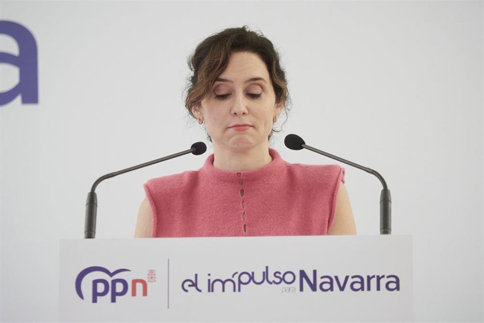 Archivo - La presidenta de la Comunidad de Madrid y del PP de Madrid, Isabel Díaz Ayuso, interviene durante un mitin junto al presidente del PP de Navarra, Javier García, en el Hotel Tres Reyes,