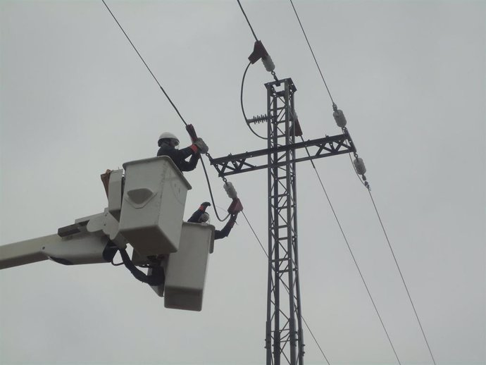 Archivo - Endesa invierte 80.000 euros en la mejora tecnológica de la red que suministra energía a Tierz, Loporzano y Siétamo (Huesca).