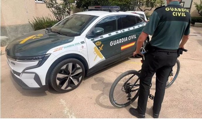 Un agente con una de las bicicletas sustraídas.