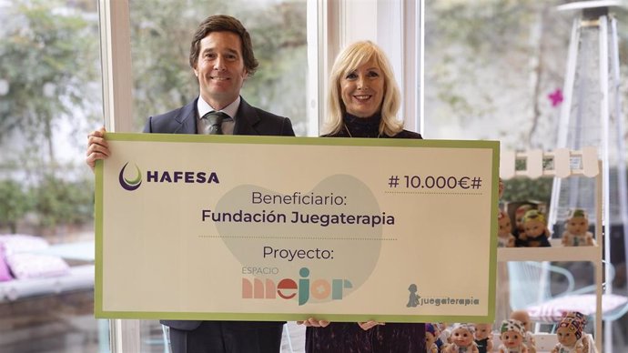 El director general de Hafesa, Diego Guardamino (izquierda), y la vicepresidenta y cofundadora de la Fundación Juegaterapia, Valle Sallés (derecha)