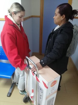 Cruz roja refuerza la entrega de abrigo, alimentos y bebidas calientes para prevenir los efectos del frío en Andalucía.