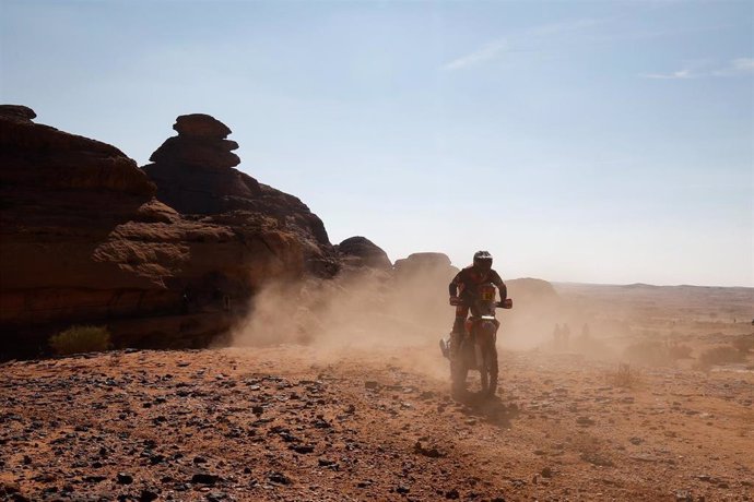 El piloto español Tosha Schareina (Honda), en el Dakar 2025.