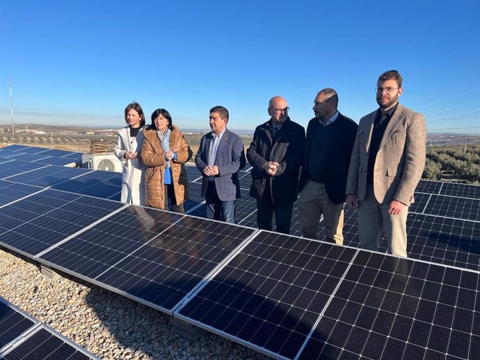 Placas solares fotovoltaicas en la residencia López Barneo