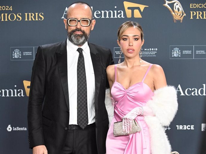 Risto Mejide y Grecia Castta posan en la alfombra roja de los Premios Iris 2024, los galardones organizados por la Academia de la Televisión