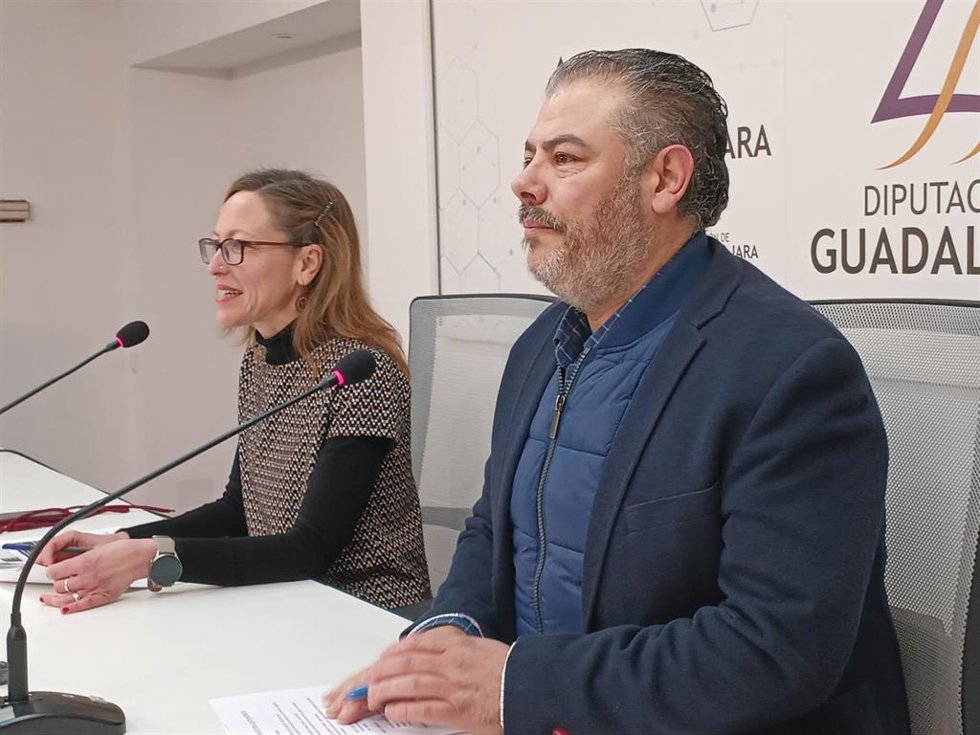 La diputada delegada de Turismo de la Diputación de Guadalajara, Arantxa Pérez Gil, durante la presentación, junto a Mario Lucas, de la Asociación de Cocineros de Castilla-La Mancha.