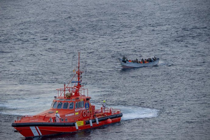 Archivo - Un cayuco a su llegada al puerto de La Restinga, a 7 de diciembre de 2024, en El Hierro, Canarias (España). 