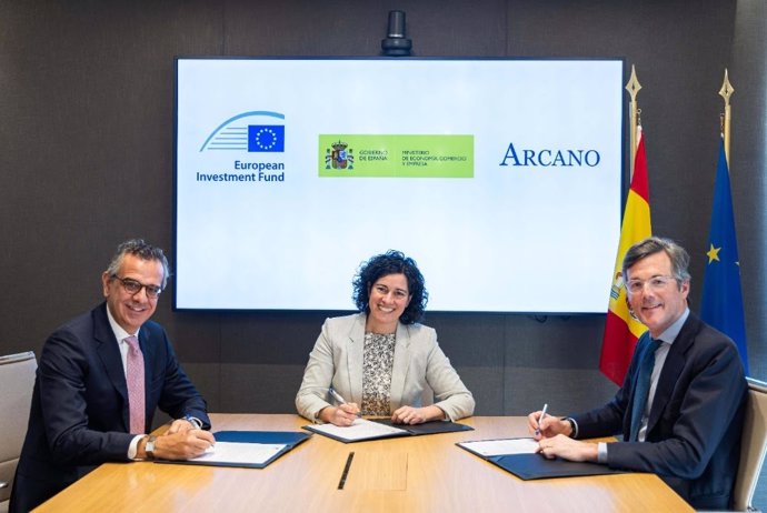 Marco Marrone, Chief Investment Officer del FEI; Inés Carpio, directora general de Financiación Internacional del Tesoro; Alexandre Bruyelle, Socio en el área de Credit Strategies de Arcano Partners.