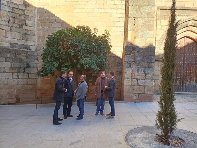 El presidente de la Diputación de Cáceres, Miguel Ángel Morales, y el alcalde de Cáceres, Rafael Mateos, visitan la plaza del Doctor Durán que ha sido remodelada