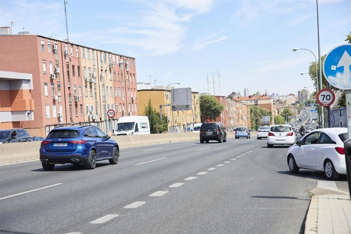 Archivo - Varios coches circulan en la A-5 