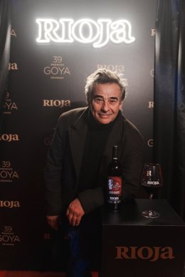 Eduard Fernández posa con un Rioja, vino oficial y exclusivo de los Goya