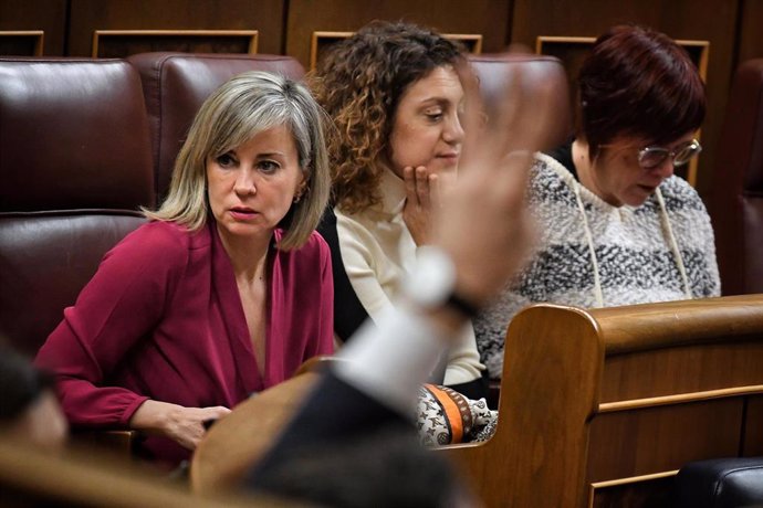 La diputada de Sumar Aina Vidal(c) y la portavoz de Comprom`s en el Congreso, Águeda Micó(d), durante un pleno en el Congreso de los Diputados, a 19 de diciembre de 2024, en Madrid (España).