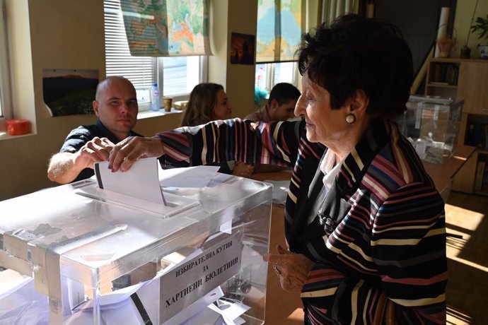 Archivo - SOFIA, Oct. 27, 2024  -- A Bulgarian citizen votes during the early parliamentary elections at a polling station in Sofia, Bulgaria, Oct. 27, 2024.   Bulgarians went to the polls on Sunday to vote in the country's early parliamentary elections, 