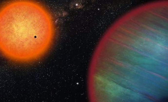 El sistema WASP-132 contiene un Júpiter caliente (en primer plano), una supertierra interior (aquí transitando frente a la estrella anfitriona naranja) y el planeta WASP-132d, descubierto hacia el exterior del sistema.