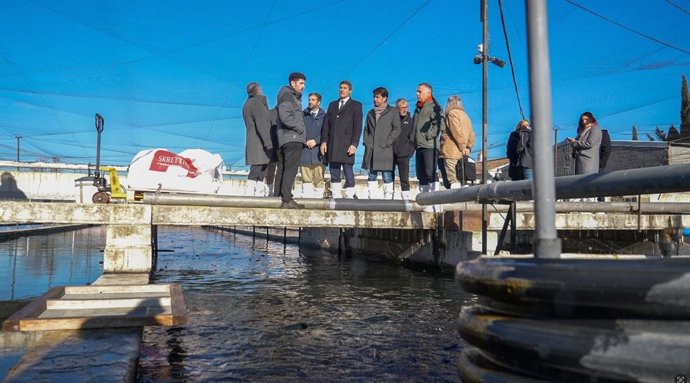 Visita del delegado del Gobierno en Andalucía, Pedro Fernández, a Piscifactorías Andaluzas Sociedad Anónima