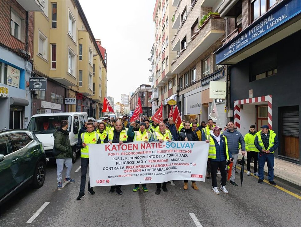 Imagen de una manifestación de la plantilla de Katoen Natie, empresa concesionaria del servicio de logística de la fábrica de Solvay