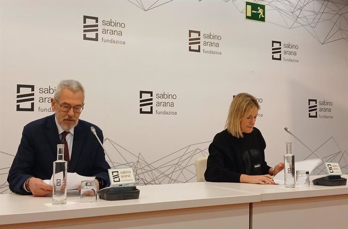 La presidenta de Sabino Arana Fundazioa, Mireia Zarate, y el secretario de la entidad, Ignacio Etxabarria, en la presentación de los premios Sabino Arana 2024.