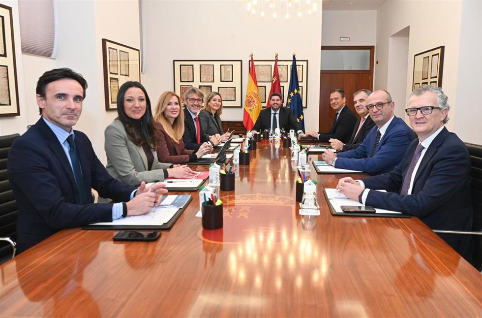 El jefe del Ejecutivo regional, Fernando López Miras, preside la reunión del Consejo de Gobierno