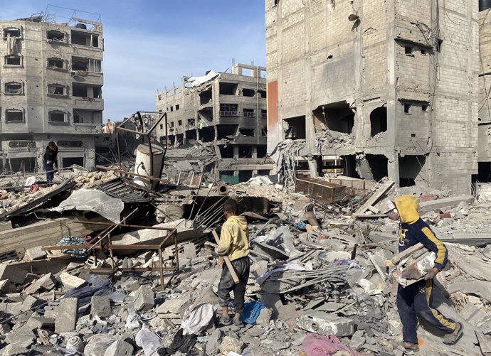 January 14, 2025, Gaza City, Gaza Strip, Palestinian Territory: Residents inspect buildings damaged in the Israeli attack, in Gaza City, Gaza on January 14, 2025. 